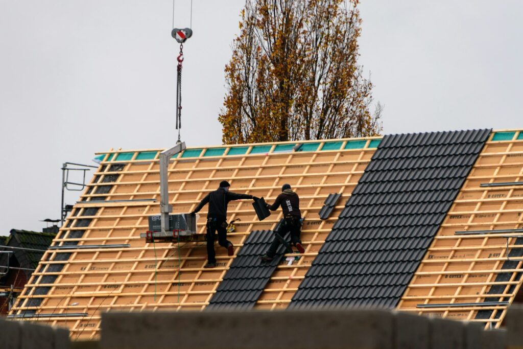 Chantier de pose de tuiles