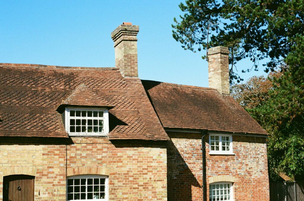 Maison avec toiture en tuiles plates