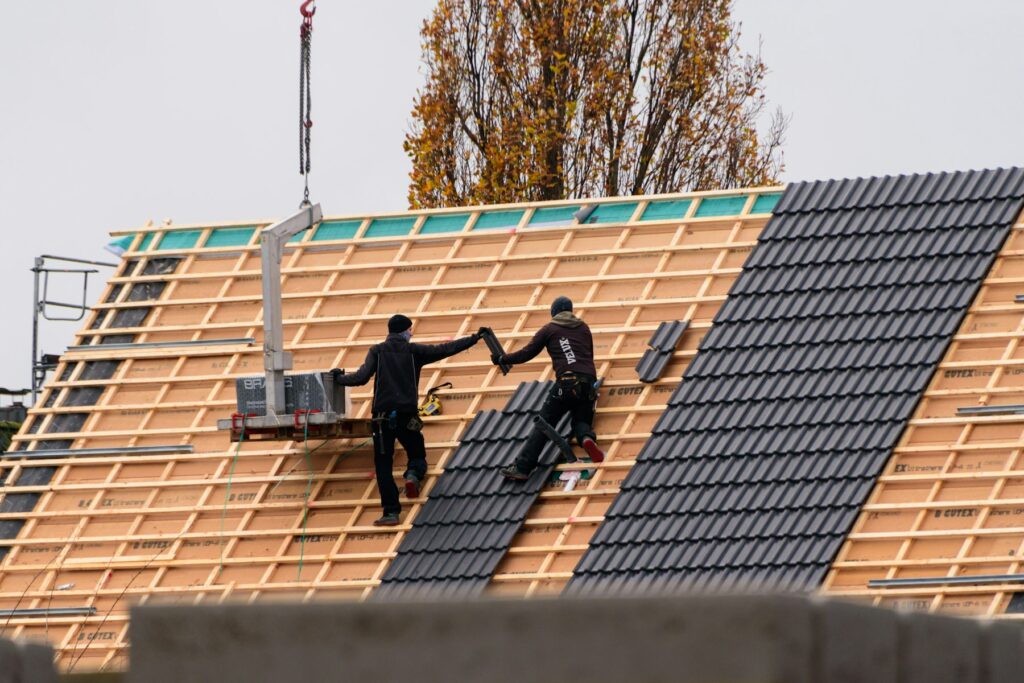 Pose de tuiles sur une toiture neuve
