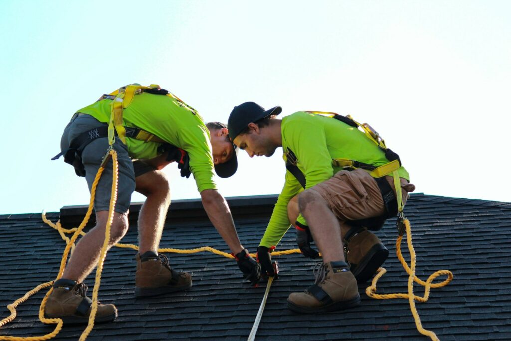Rénovation de toiture par deux couvreurs